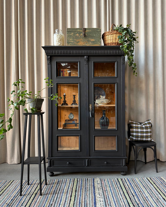 Ett vackert gammalt vitrinskåp med fina detaljer, raka former i dörrarna och vitrin även i sidorna för bästa ljusinsläpp. 