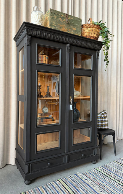 Ett vackert gammalt vitrinskåp med fina detaljer, raka former i dörrarna och vitrin även i sidorna för bästa ljusinsläpp. 