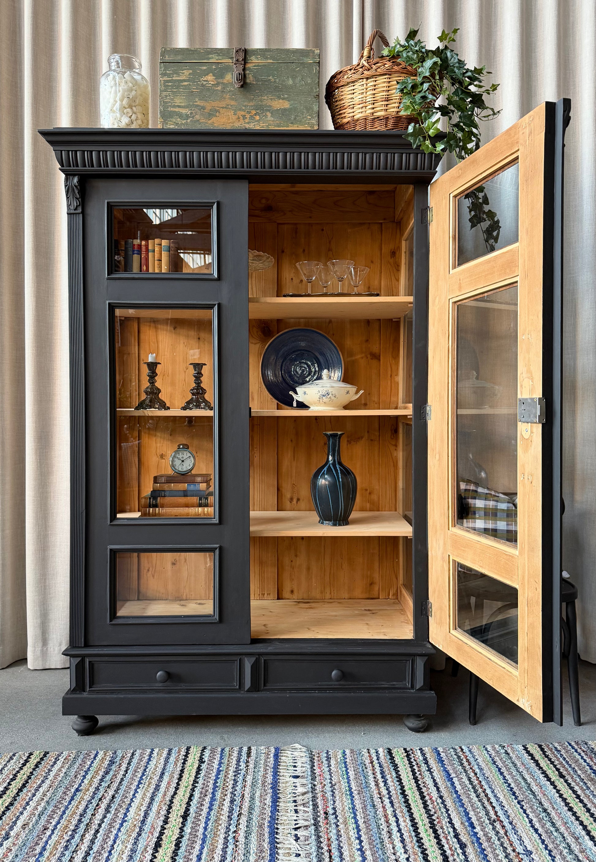 Ett vackert gammalt vitrinskåp med fina detaljer, raka former i dörrarna och vitrin även i sidorna för bästa ljusinsläpp. 