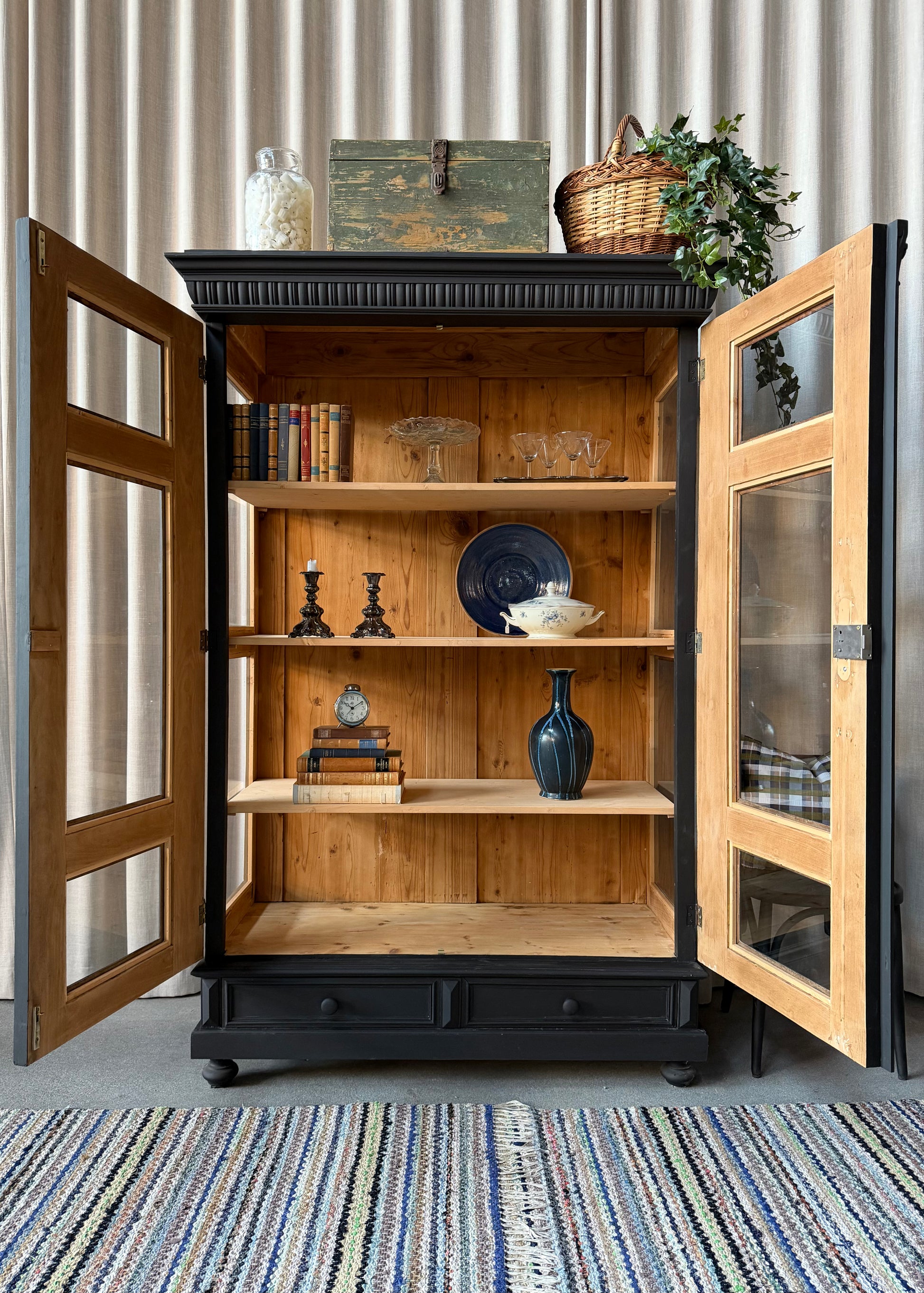 Ett vackert gammalt vitrinskåp med fina detaljer, raka former i dörrarna och vitrin även i sidorna för bästa ljusinsläpp. 