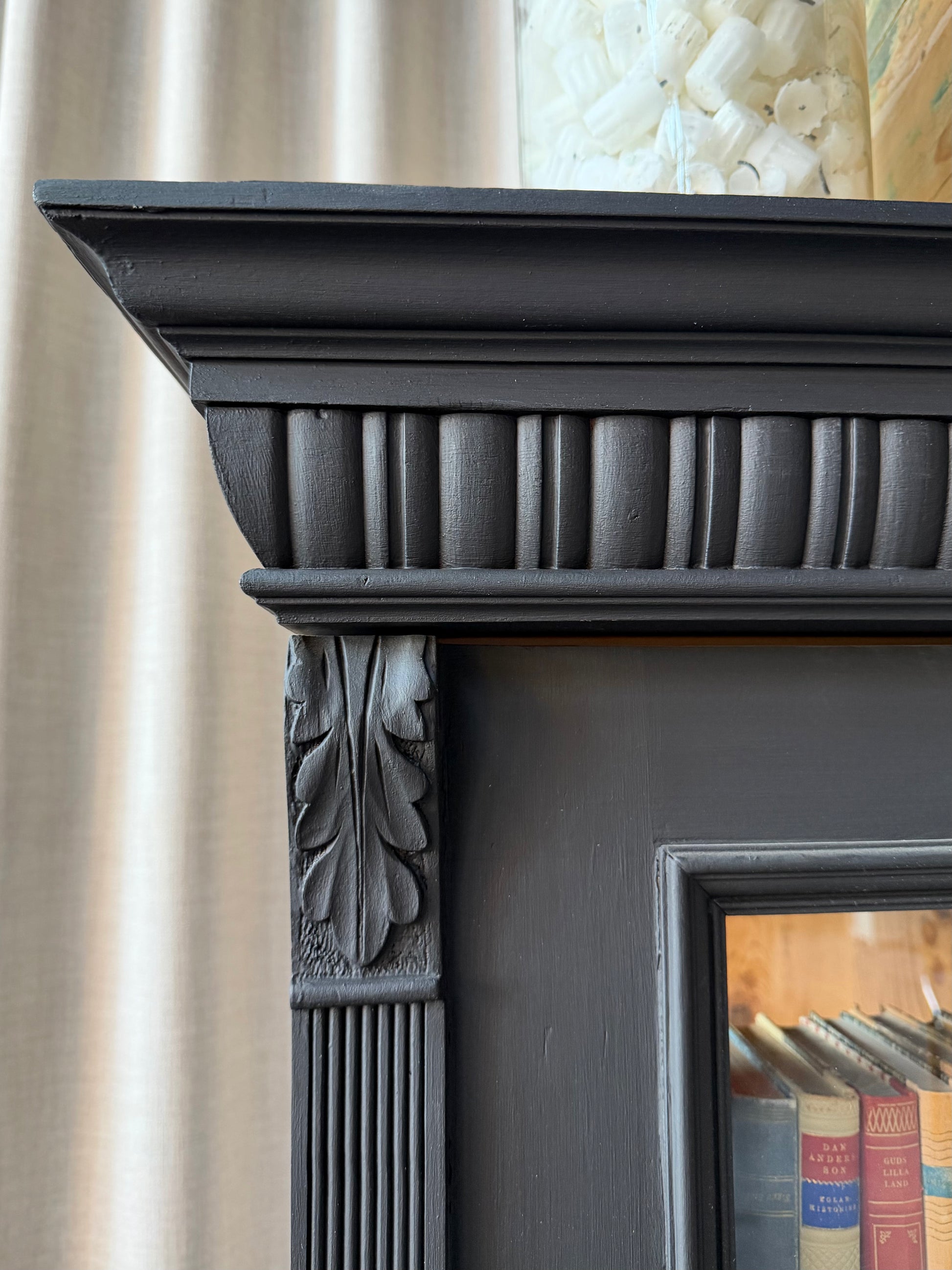 Detaljbild vitrinskåp matt svart