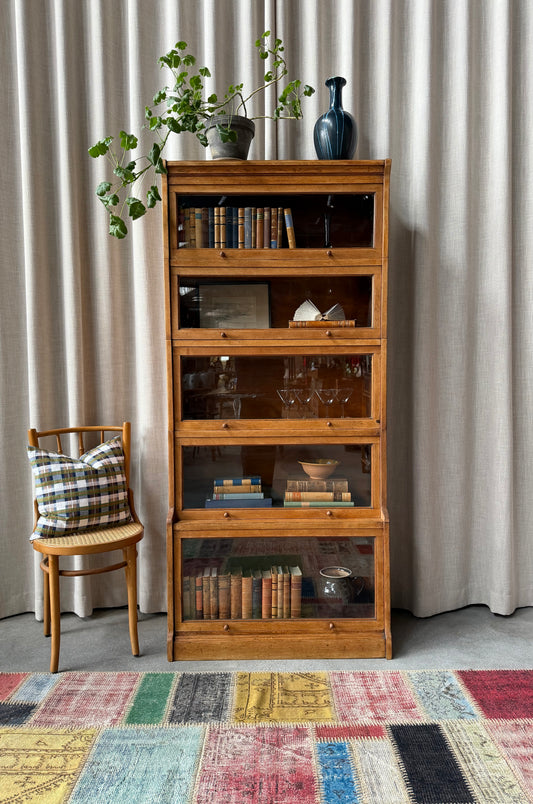 Ett gammalt, vackert 5-delat bokskåp med vaxad yta.