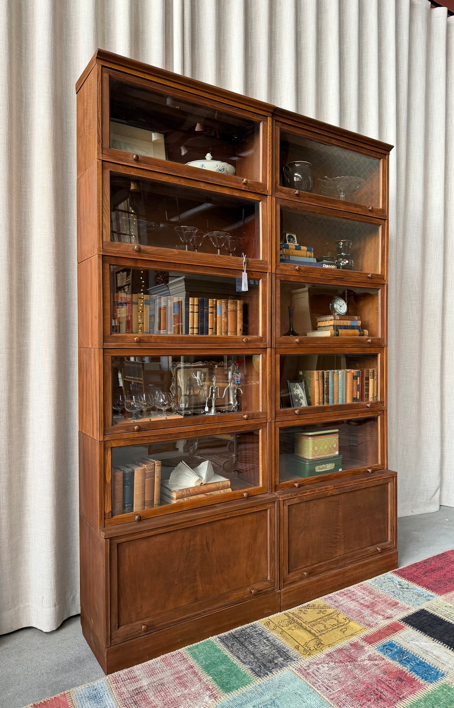 Två gamla, vackra bokskåp med vaxad yta som passar fantastiskt fint tillsammans. Med sitt nätta djup passar dem till så mycket mer än böcker. Kanske som vitrinskåp i köket, eller fylld med personliga ting i vardagsrummet. Skåpen säljs tillsammans i två sektioner. 