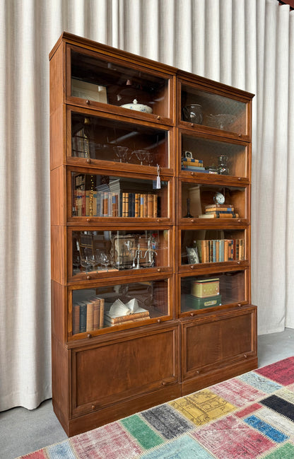 Två gamla, vackra bokskåp med vaxad yta som passar fantastiskt fint tillsammans. Med sitt nätta djup passar dem till så mycket mer än böcker. Kanske som vitrinskåp i köket, eller fylld med personliga ting i vardagsrummet. Skåpen säljs tillsammans i två sektioner. 