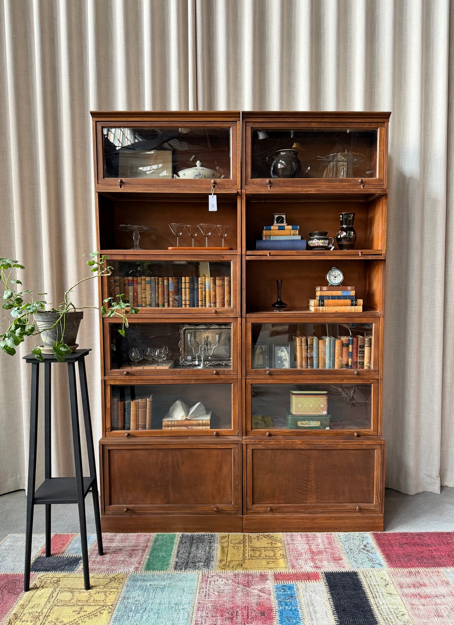 Två gamla, vackra bokskåp med vaxad yta som passar fantastiskt fint tillsammans. Med sitt nätta djup passar dem till så mycket mer än böcker. Kanske som vitrinskåp i köket, eller fylld med personliga ting i vardagsrummet. Skåpen säljs tillsammans i två sektioner. 