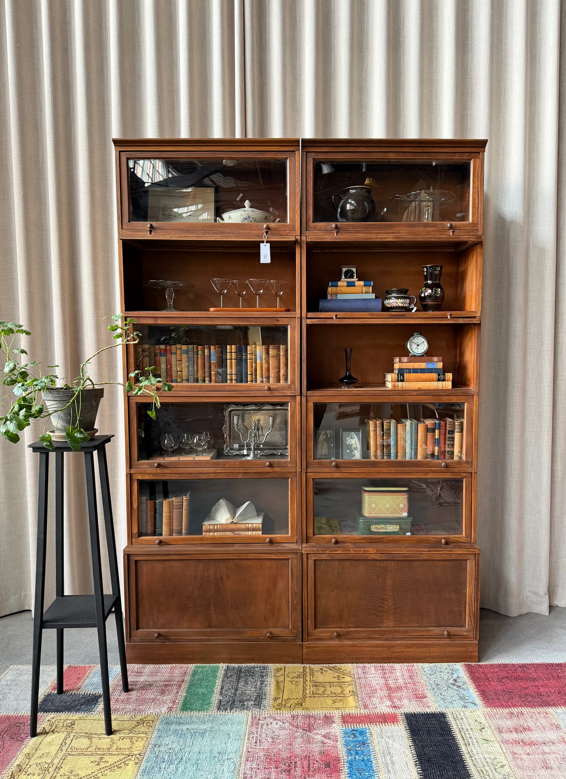 Två gamla, vackra bokskåp med vaxad yta som passar fantastiskt fint tillsammans. Med sitt nätta djup passar dem till så mycket mer än böcker. Kanske som vitrinskåp i köket, eller fylld med personliga ting i vardagsrummet. Skåpen säljs tillsammans i två sektioner. 