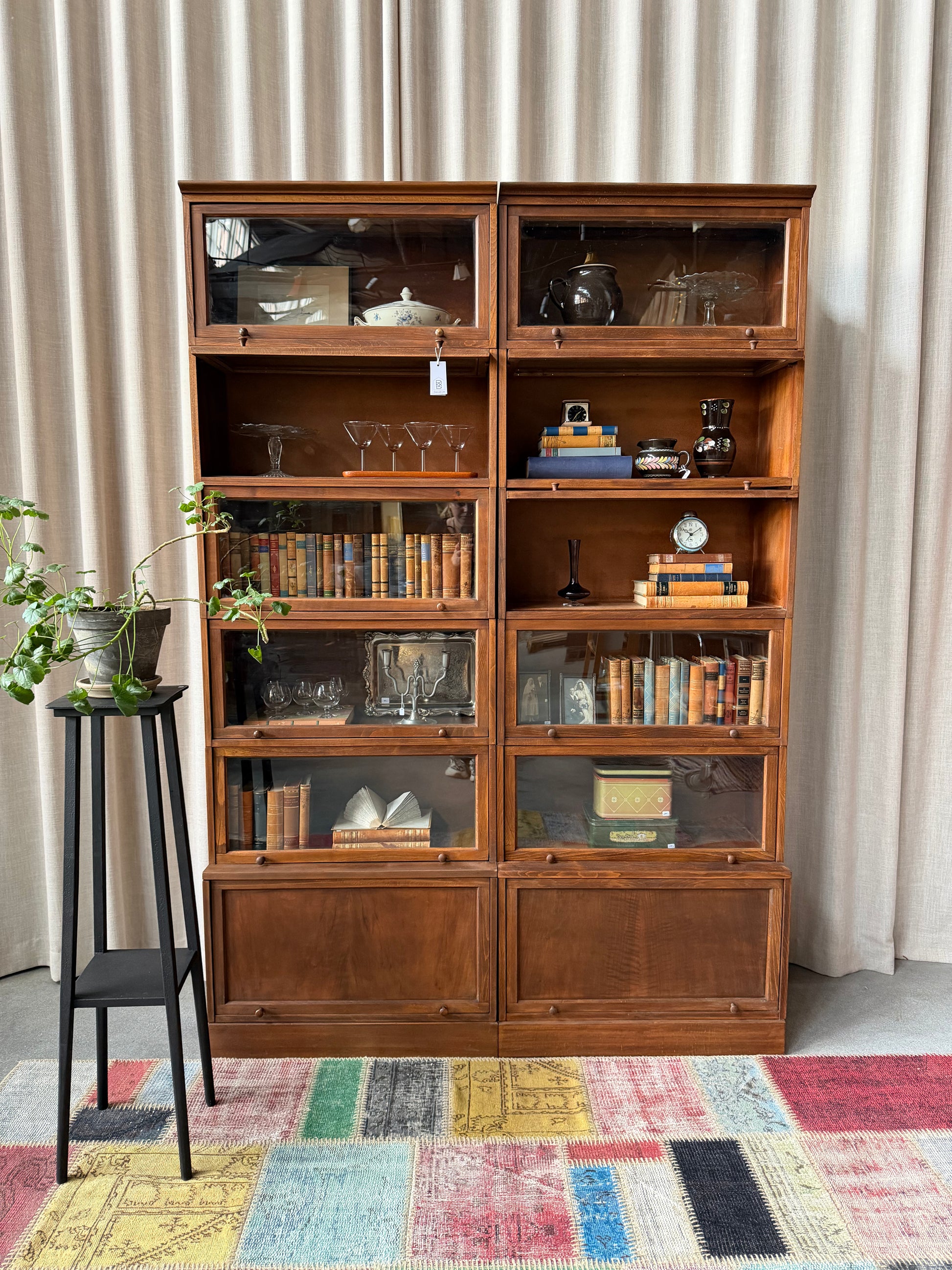 Två gamla, vackra bokskåp med vaxad yta som passar fantastiskt fint tillsammans. Med sitt nätta djup passar dem till så mycket mer än böcker. Kanske som vitrinskåp i köket, eller fylld med personliga ting i vardagsrummet. Skåpen säljs tillsammans i två sektioner. 