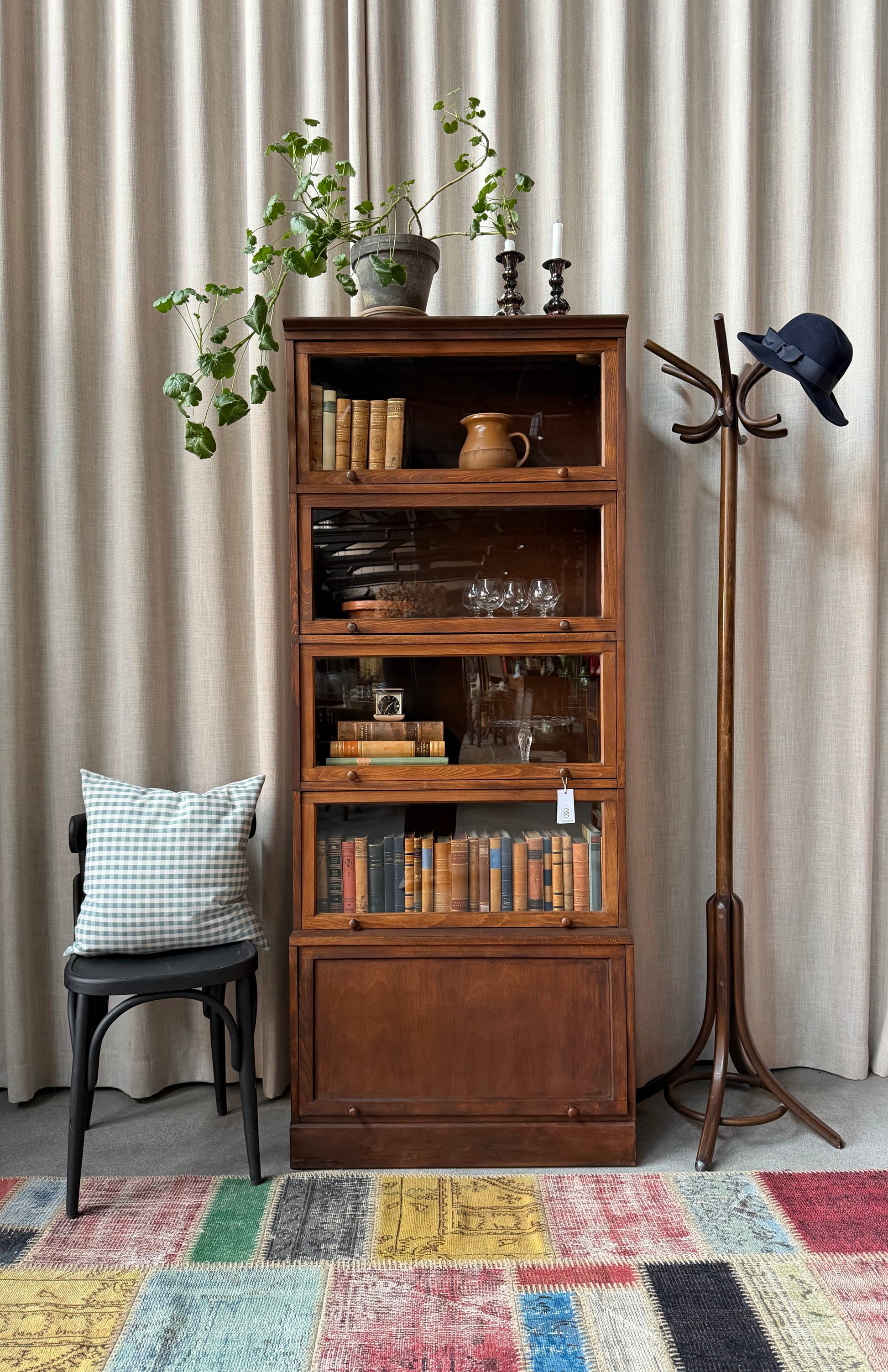 Ett gammalt, vackert bokskåp med vitrin och ett täckt skåp nedtill. Med sitt nätta djup och praktiska bredd passar det till så mycket mer än böcker. Kanske som vitrinskåp i köket, eller för de fina flaskorna i badrummet?Skåpet levereras i delar (sockel, 5 skåp och krön) och sätts enkelt ihop.