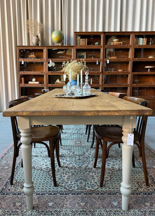 Perfekta matsalsbordet där många gäster får plats.Ett nätt och väldigt vackert matbord med en bordsskiva av återvunnet trä och ett nytillverkat underrede med svarvade ben i furu. Ben och sarg är penselmålade med en matt snickerifärg i Dakaboms greiga kulör. Bordsskivan är behandlad med en pigmenterad hårdvaxolja för skydd.