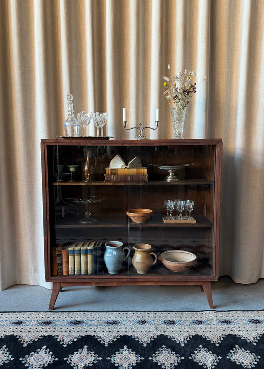 En gammal, fin och nätt skänk/sidebord med tre vitrindörrar. Skåpet har i dagsläget 2 nya och fräscha hyllplan. 