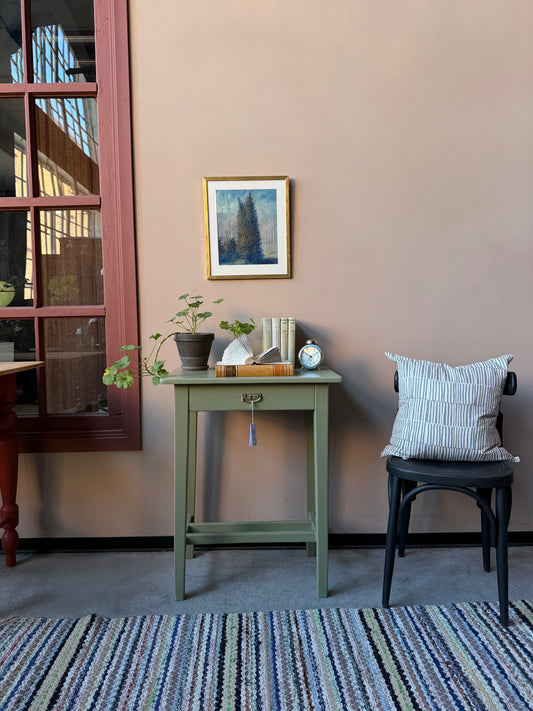 Ett litet vackert sideboard/skrivbord med lite nättare mått. Perfekt till det mindre kontoret, hallen eller barnrummet. Bordet är gammalt och målat i en klargrön nyans. 