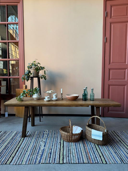En gammal bänk med många användningsområden; soffbord eller sideboard.Produkten är gammal med härlig patina och spår av tidens tand. 