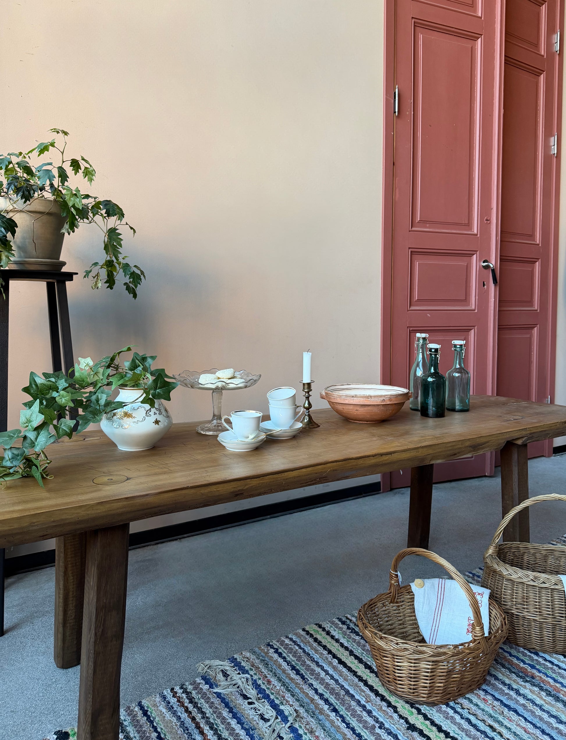 En gammal bänk med många användningsområden; soffbord eller sideboard.Produkten är gammal med härlig patina och spår av tidens tand. 