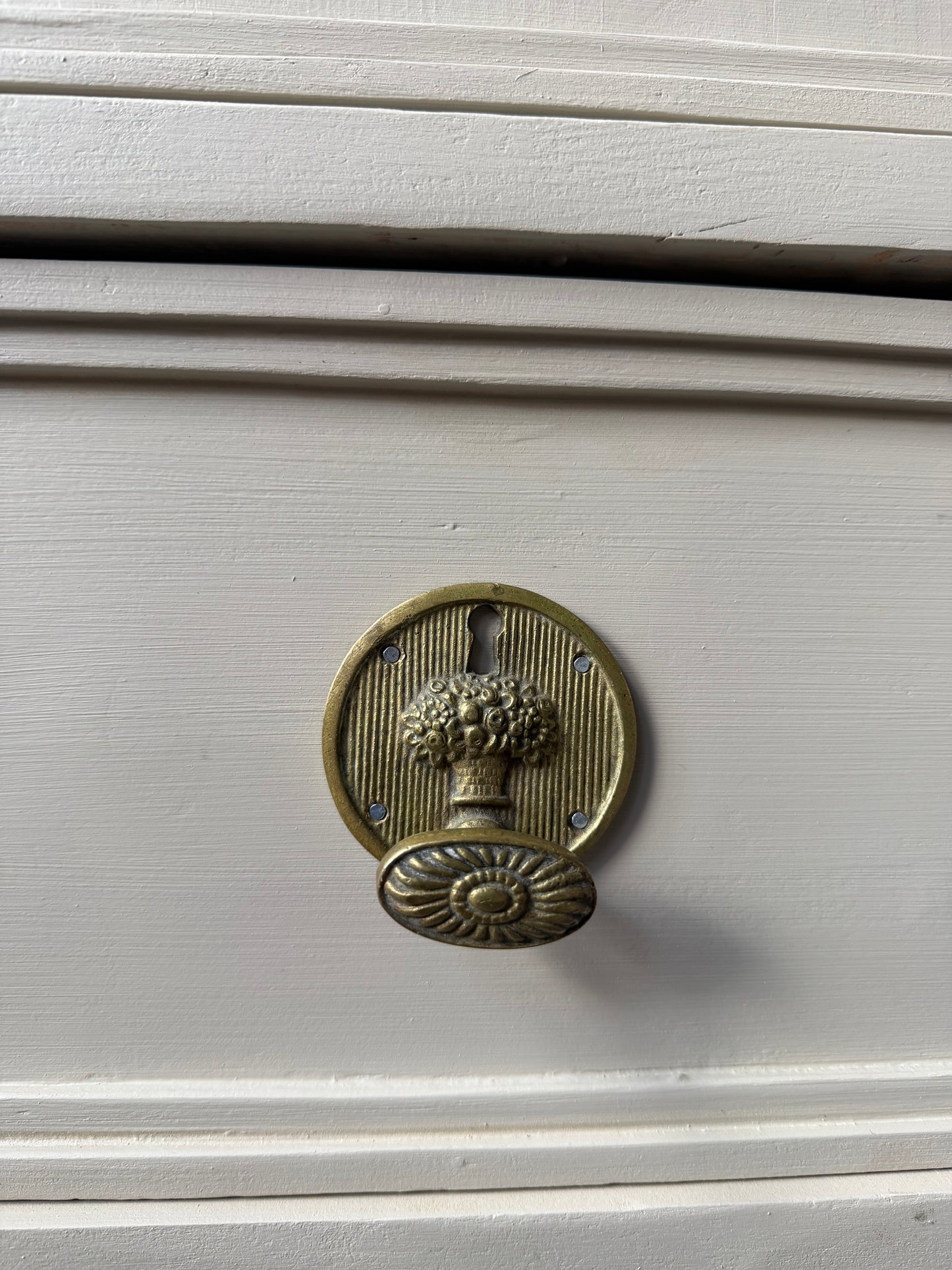 Ett gammalt fantastiskt vackert vitrinskåp med tre dörrar med vitringlas och två lådor. Skåpet har många fina arbetade detaljer såsom utsmyckat krön som en korg fylld med blommor och rundade mjuka former både på krönet och i vitringlaset. Skåpet är även utsmyckat med charmiga och vackra beslag i original. 