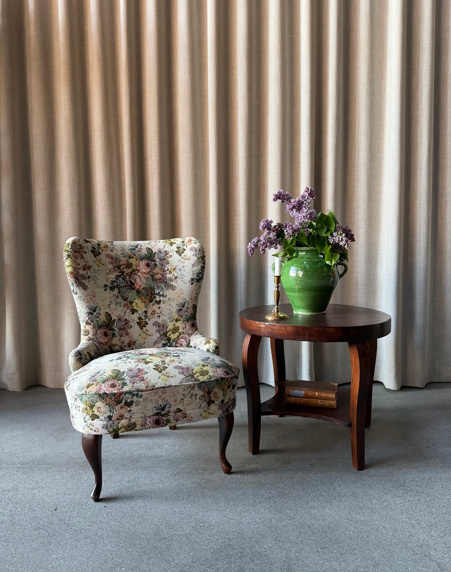 En stoppad ljuvligt vacker fåtölj med dovt blommönster. Fåtöljen är gammal men i fint skick, vissa mindre skavanker kan förekomma. 