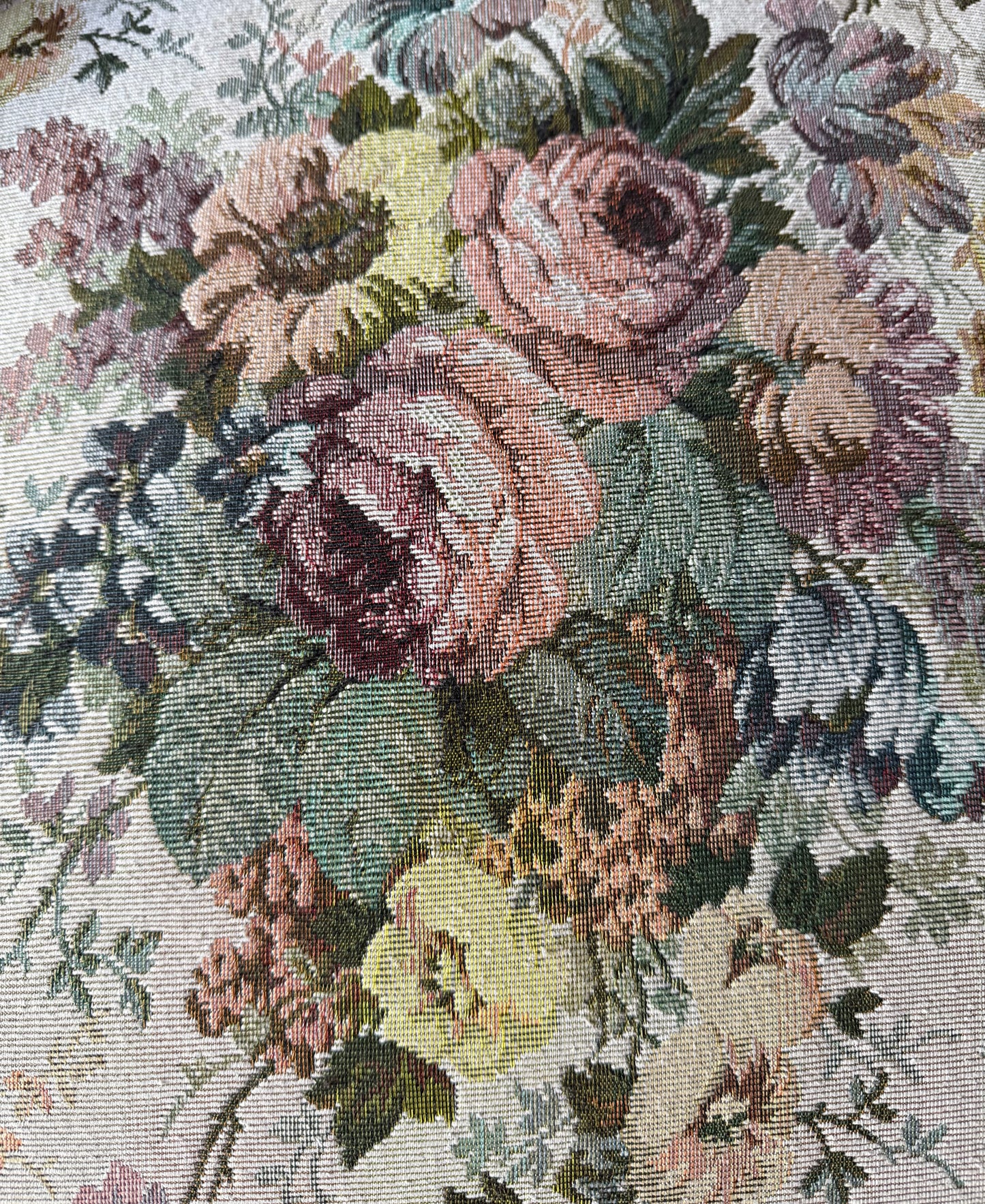 En stoppad ljuvligt vacker fåtölj med dovt blommönster. Fåtöljen är gammal men i fint skick, vissa mindre skavanker kan förekomma. 