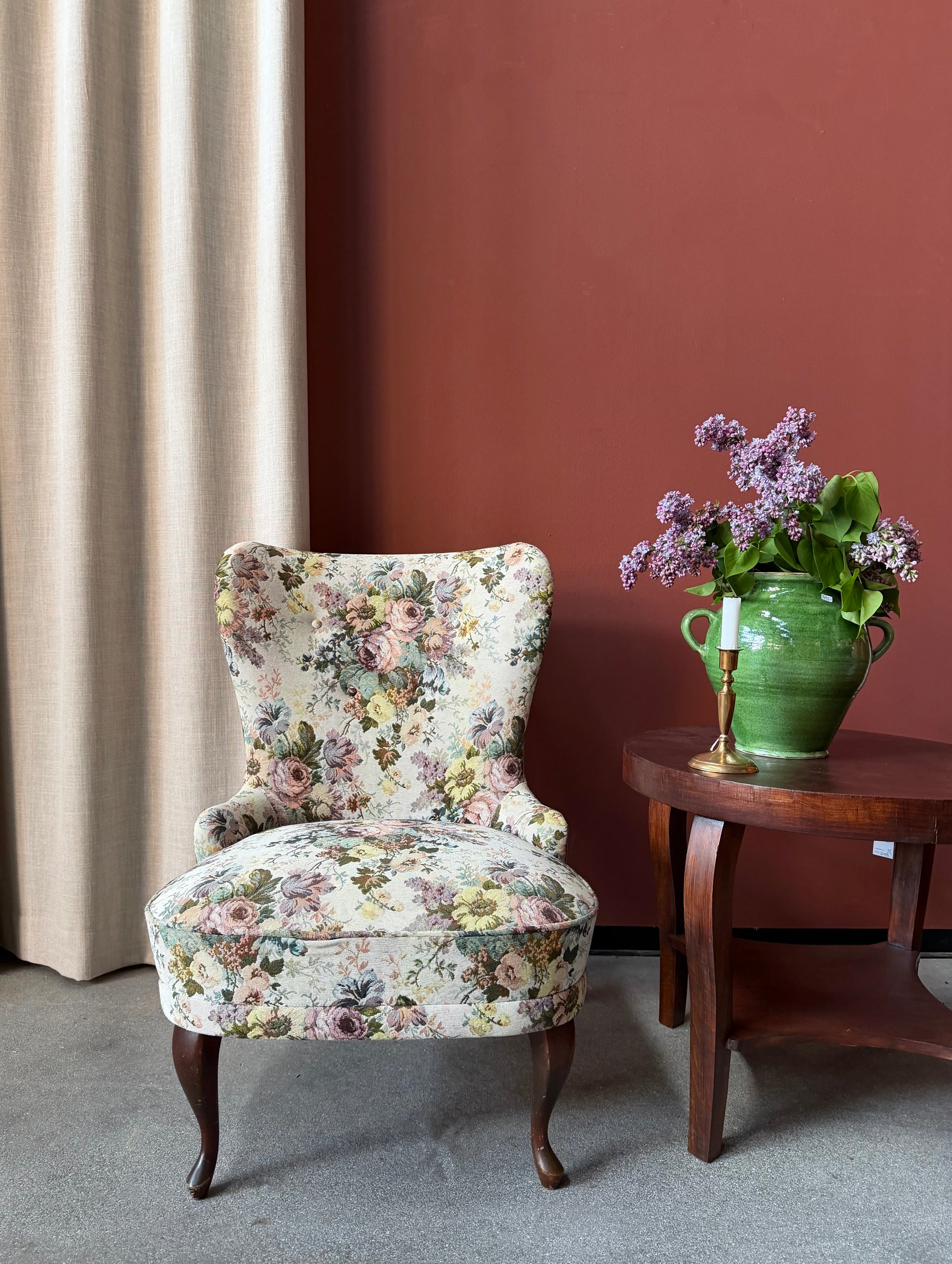 En stoppad ljuvligt vacker fåtölj med dovt blommönster. Fåtöljen är gammal men i fint skick, vissa mindre skavanker kan förekomma. 