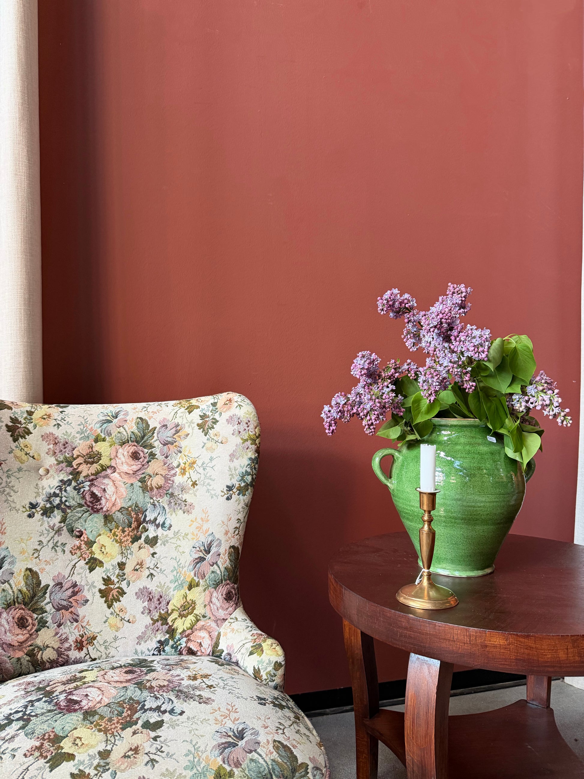 En stoppad ljuvligt vacker fåtölj med dovt blommönster. Fåtöljen är gammal men i fint skick, vissa mindre skavanker kan förekomma. 