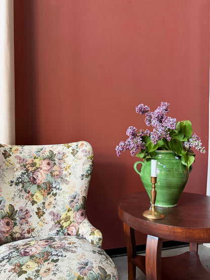 En stoppad ljuvligt vacker fåtölj med dovt blommönster. Fåtöljen är gammal men i fint skick, vissa mindre skavanker kan förekomma. 