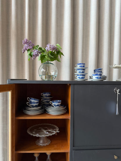 En gammal, elegant möbel som kan användas som skänk/sekretär/vitrinskåp. Perfekt för dig som önskar en både praktisk, elegant och otroligt charmig möbel där du kan "gömma undan" datorn i sekretären när du arbetat klart. Skåpet har i dagsläget flera hyllplan i vitrindelen samt en hylla i det täckta skåpet nedtill. Det finns även en liten låda. 