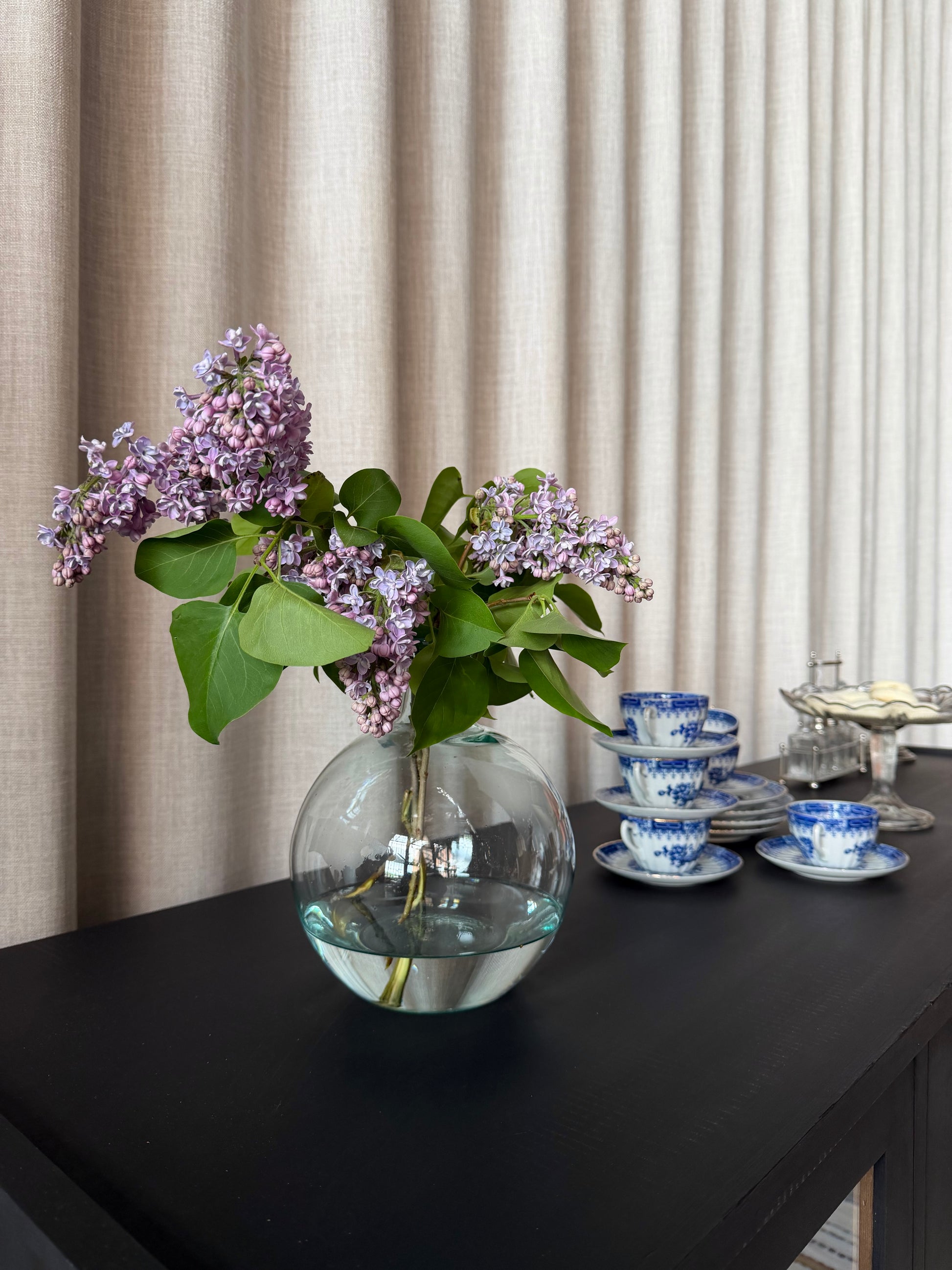 En gammal, elegant möbel som kan användas som skänk/sekretär/vitrinskåp. Perfekt för dig som önskar en både praktisk, elegant och otroligt charmig möbel där du kan "gömma undan" datorn i sekretären när du arbetat klart. Skåpet har i dagsläget flera hyllplan i vitrindelen samt en hylla i det täckta skåpet nedtill. Det finns även en liten låda. 
