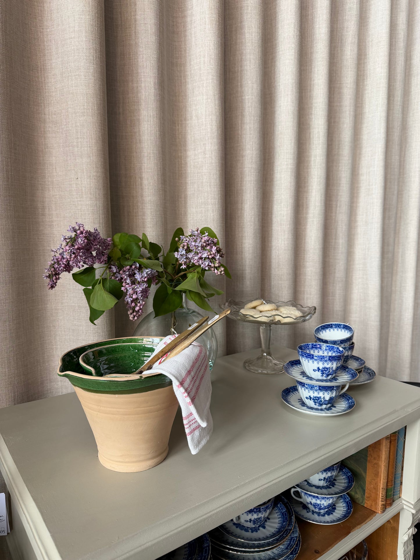 En gammal vacker öppen byrå/sidebord/skåp med fina detaljer. Lika fin i lägenheten i stan som i det lilla torpet. Skåpet passar lika fint in i köket som vardagsrummet eller i barnrummet. Låt fantasin flöda!