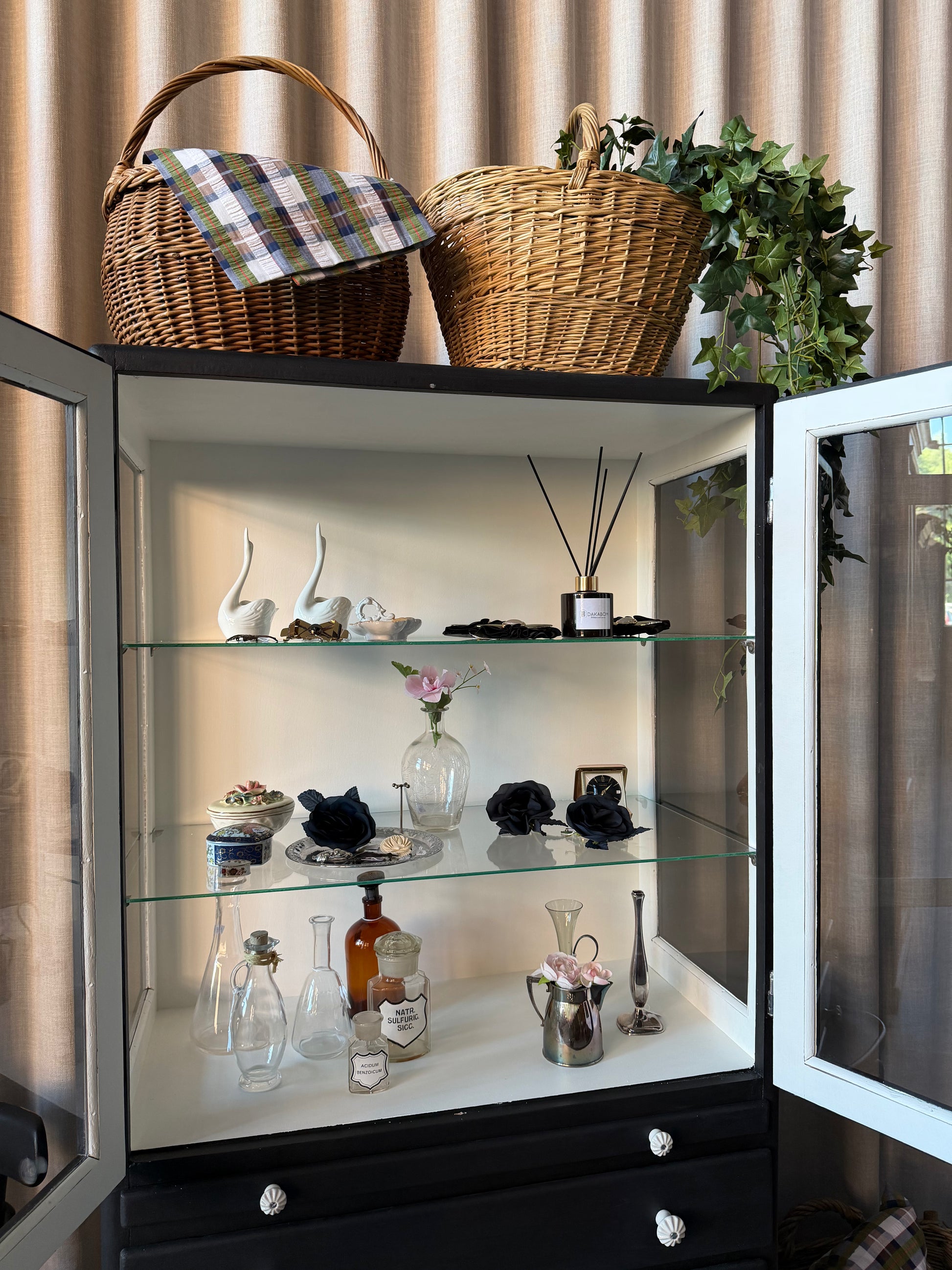 Ett gammalt läckert vitrinskåp/läkarskåp i trä med två hyllor i glas och även glas i sidan. Ett perfekt skåp för badrummet eller som vitrinskåp i kök eller vardagsrum. Skåpet har både en utdragbar skiva samt fina små lådor och skåp med dold förvaring nertill. Ett väldigt praktiskt skåp helt enkelt. 