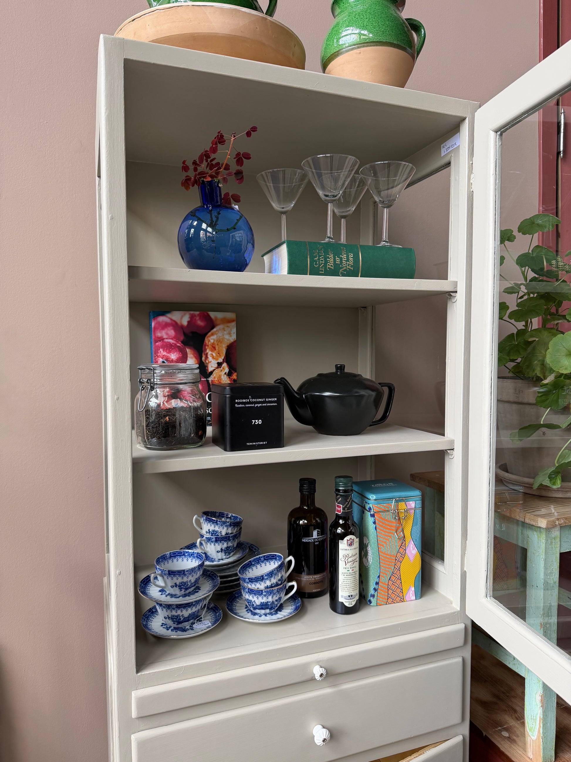 Ett nätt och fint gammalt vitrinskåp/läkarskåp i trä med två hyllor och glas i sidan för fint ljusinsläpp. 