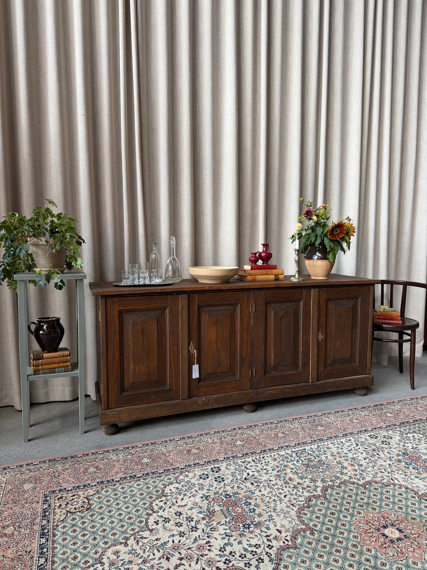 En gammal, vacker skänk med både hyllor och charmiga utdragbara grunda lådor som är perfekt som sidebord samt för kontorsförvaring. Dokument, pärmar, foton, papper eller mappar och annat som behöver hållas organiserat. Byrån är varsamt renoverad och sedan tidigare bestruken med vax för skydd och fin yta.Byrån är gammal och vissa mindre skavanker kan förekomma.