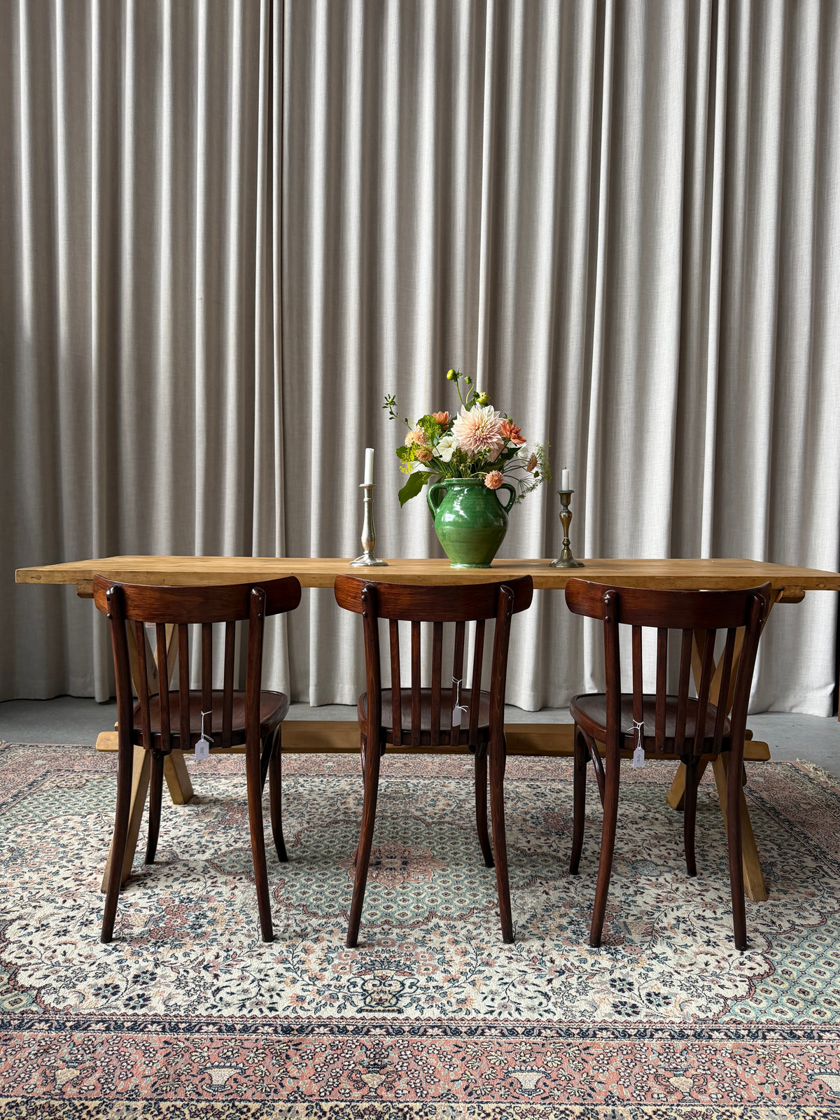 Matbordet är av furu och har en härlig patina på bordsskivan som är ytbehandlad med en Pigmenterad hårdvaxolja för skydd