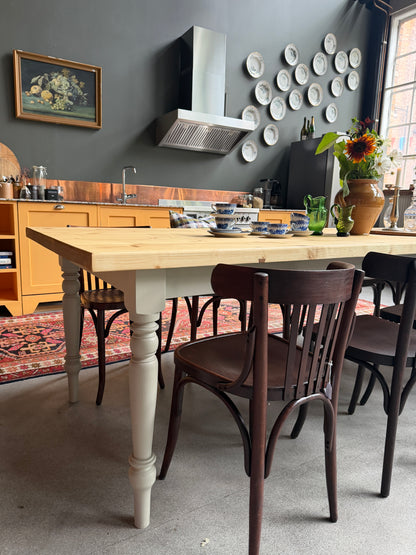 Ett vackert nytillverkat bord i furu.Ben och sarg är penselmålade med en matt snickerifärg i en greige kulör. Toppskivan är behandlad med en pigmenterad hårdvaxolja för bästa skydd.