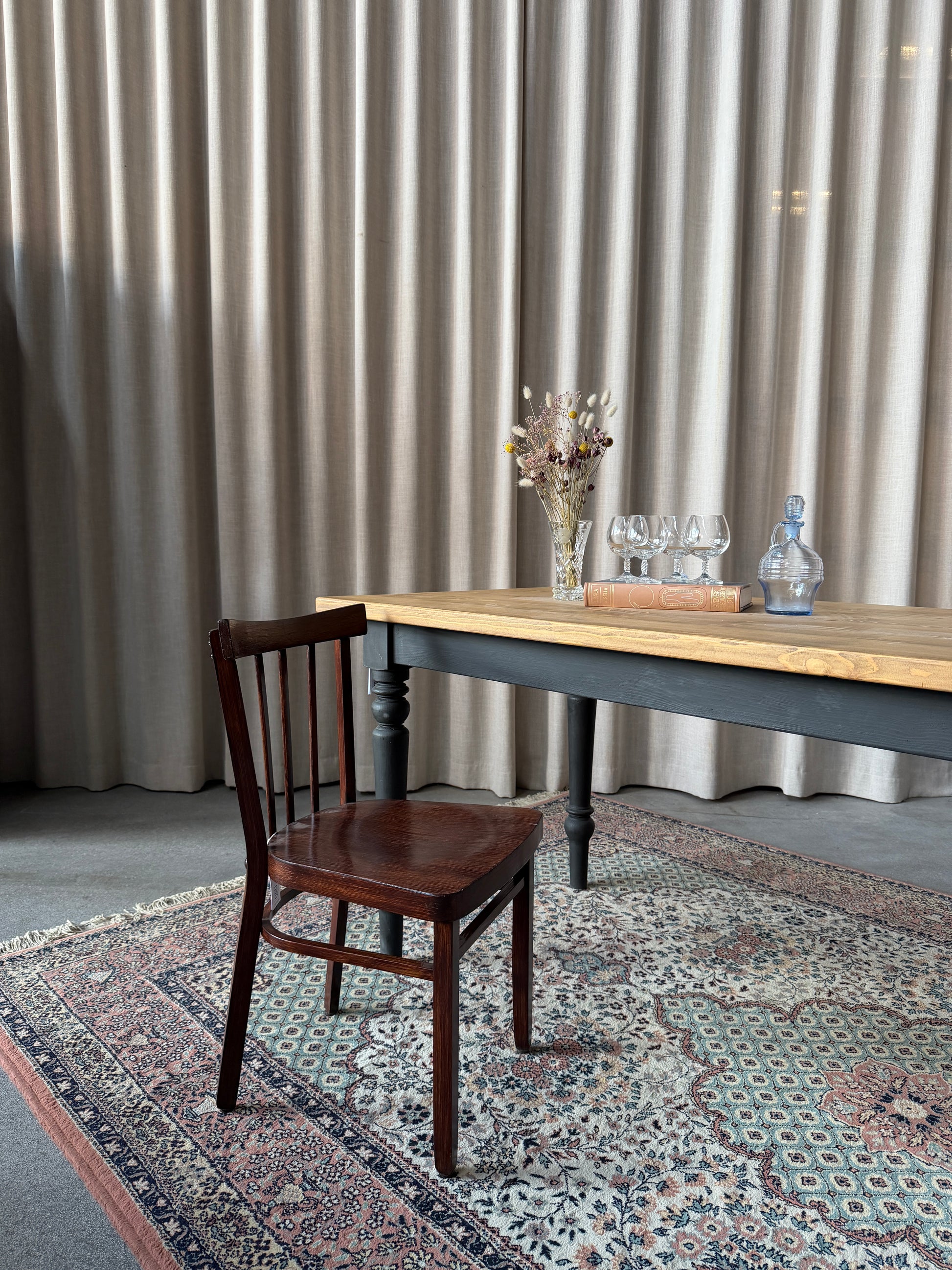 Ett set med 6 st gamla, något lägre stolar som passar fint tillsammans tycker vi. Dessa har sannolikt stått på någon ungersk restaurang eller bar tidigare. 