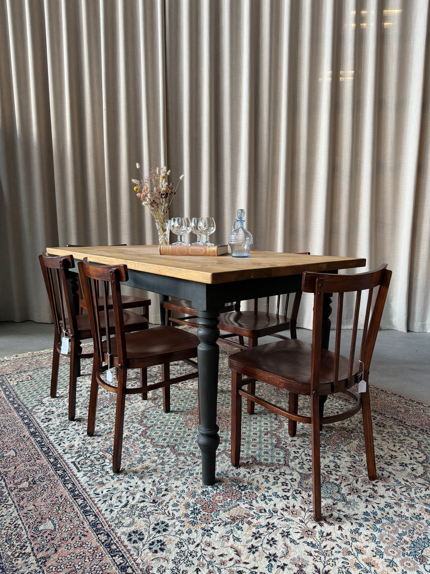 Ett set med 6 st gamla, något lägre stolar som passar fint tillsammans tycker vi. Dessa har sannolikt stått på någon ungersk restaurang eller bar tidigare. 