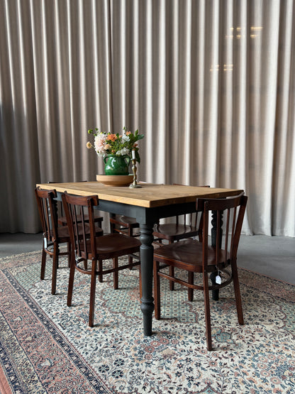 Ett set med 6 st gamla, något lägre stolar som passar fint tillsammans tycker vi.Dessa har sannolikt stått på någon ungersk restaurang eller bar tidigare.
