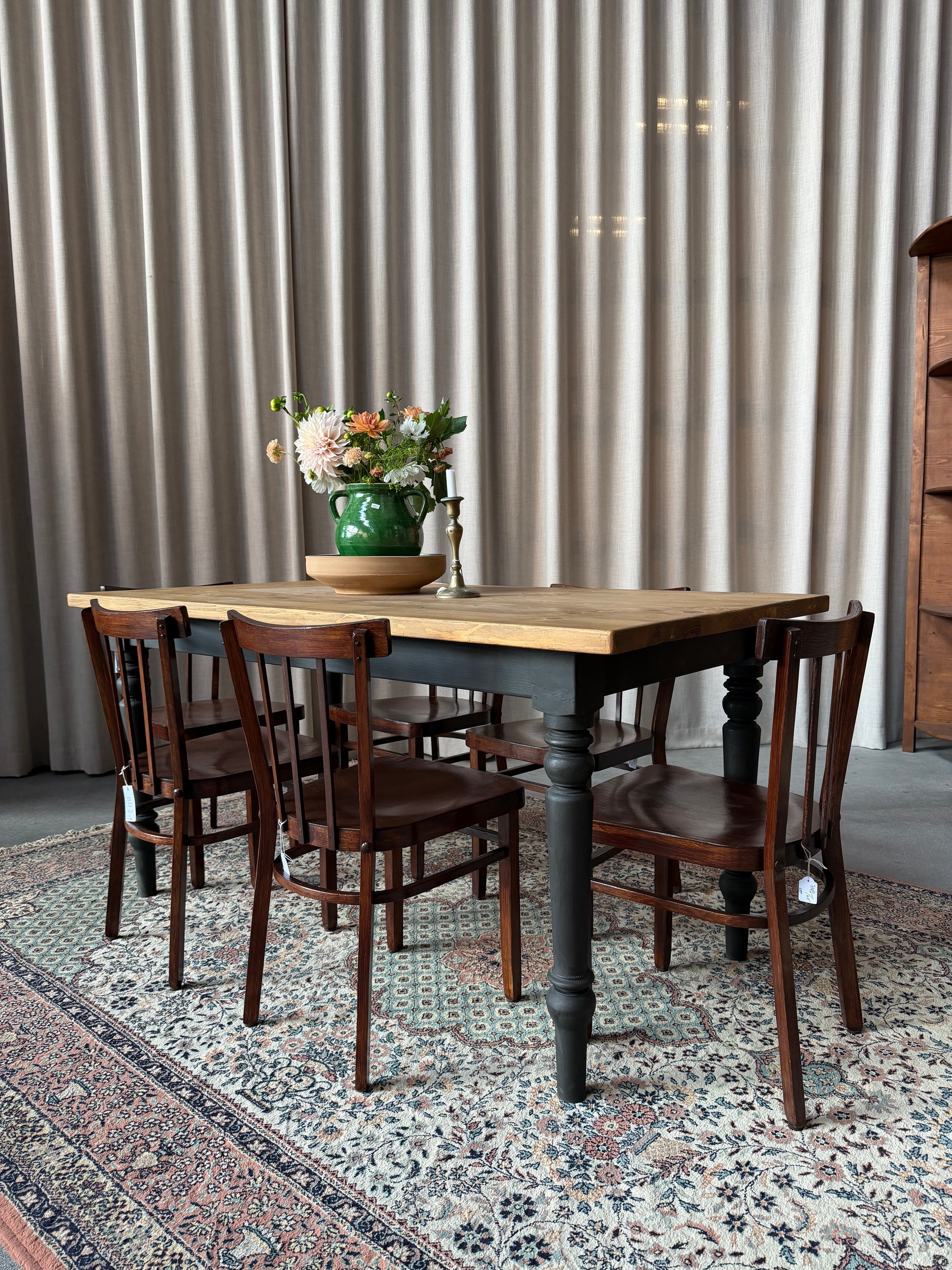 Ett set med 6 st gamla, något lägre stolar som passar fint tillsammans tycker vi.Dessa har sannolikt stått på någon ungersk restaurang eller bar tidigare.