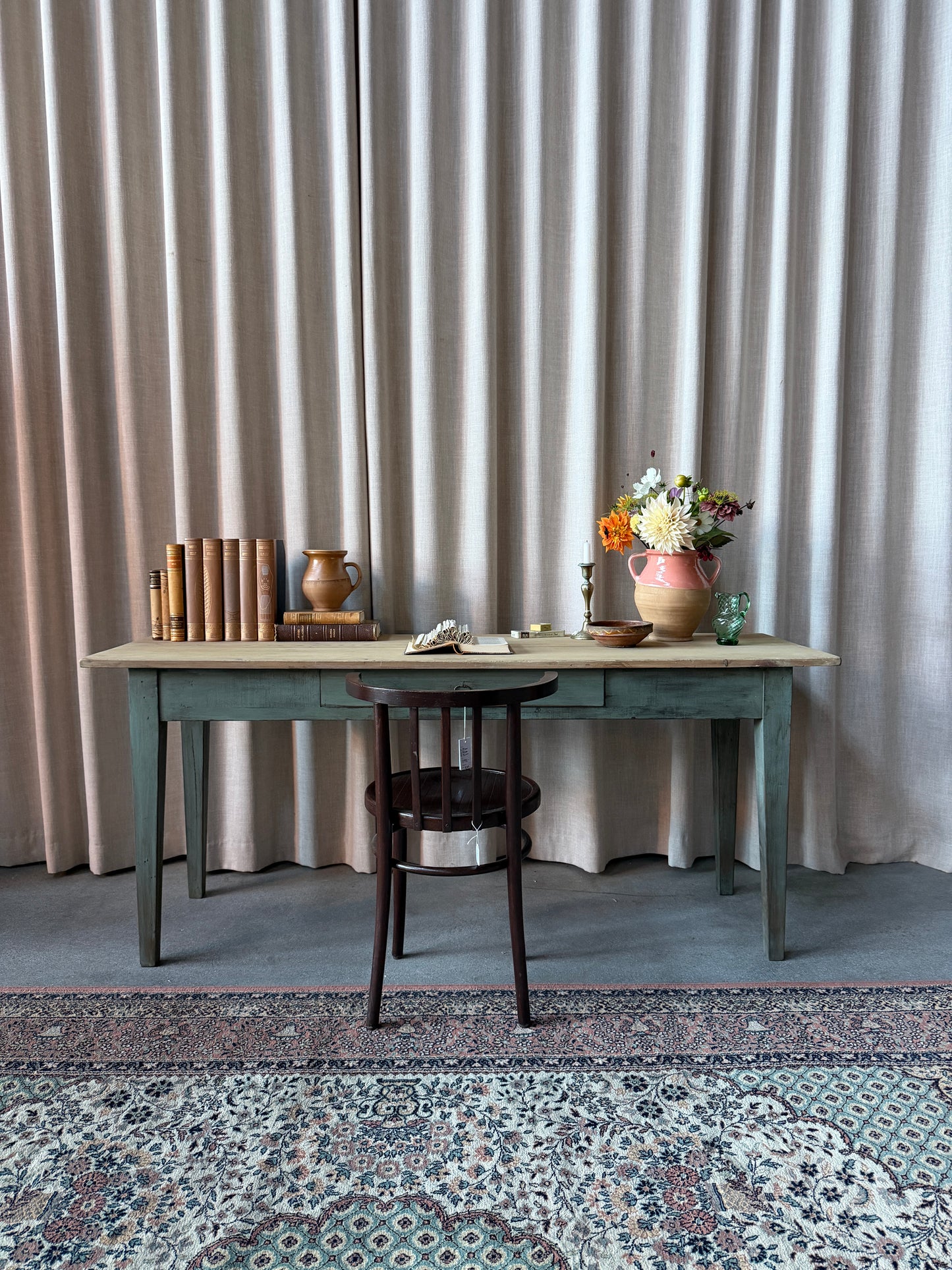 Ett otroligt vackert sideboard som även kan användas som skrivbord.Bordet har en låda med vackert beslag.Bordet är gammalt och sedan tidigare målat i en grågrön nyans med lite nött finish.