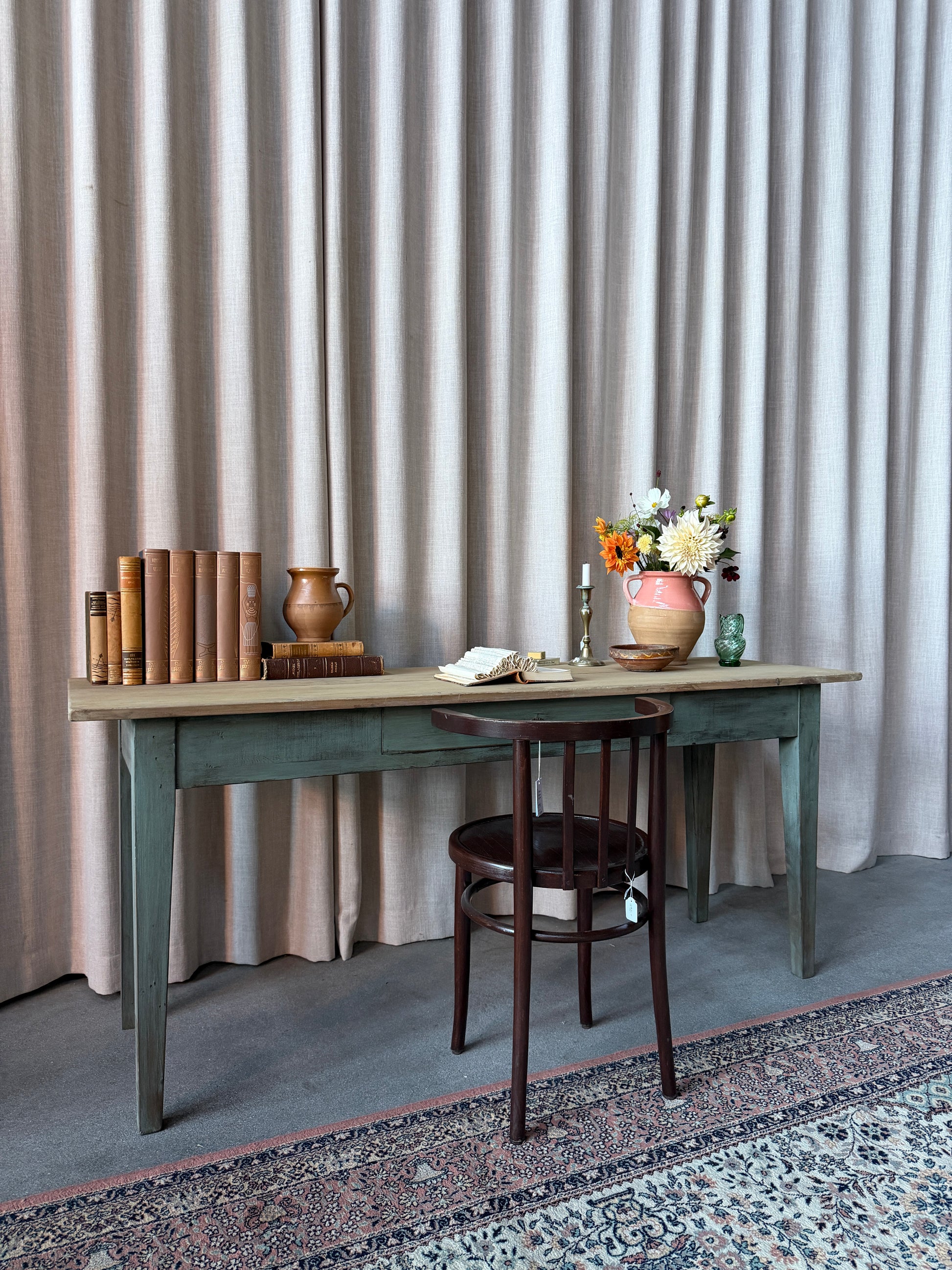 Ett otroligt vackert sideboard som även kan användas som skrivbord.Bordet har en låda med vackert beslag.Bordet är gammalt och sedan tidigare målat i en grågrön nyans med lite nött finish.
