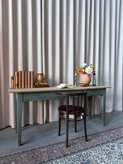 Ett otroligt vackert sideboard som även kan användas som skrivbord.Bordet har en låda med vackert beslag.Bordet är gammalt och sedan tidigare målat i en grågrön nyans med lite nött finish.