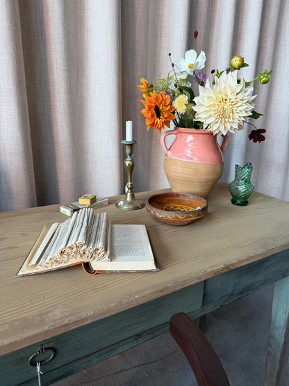 Ett otroligt vackert sideboard som även kan användas som skrivbord.Bordet har en låda med vackert beslag.Bordet är gammalt och sedan tidigare målat i en grågrön nyans med lite nött finish.