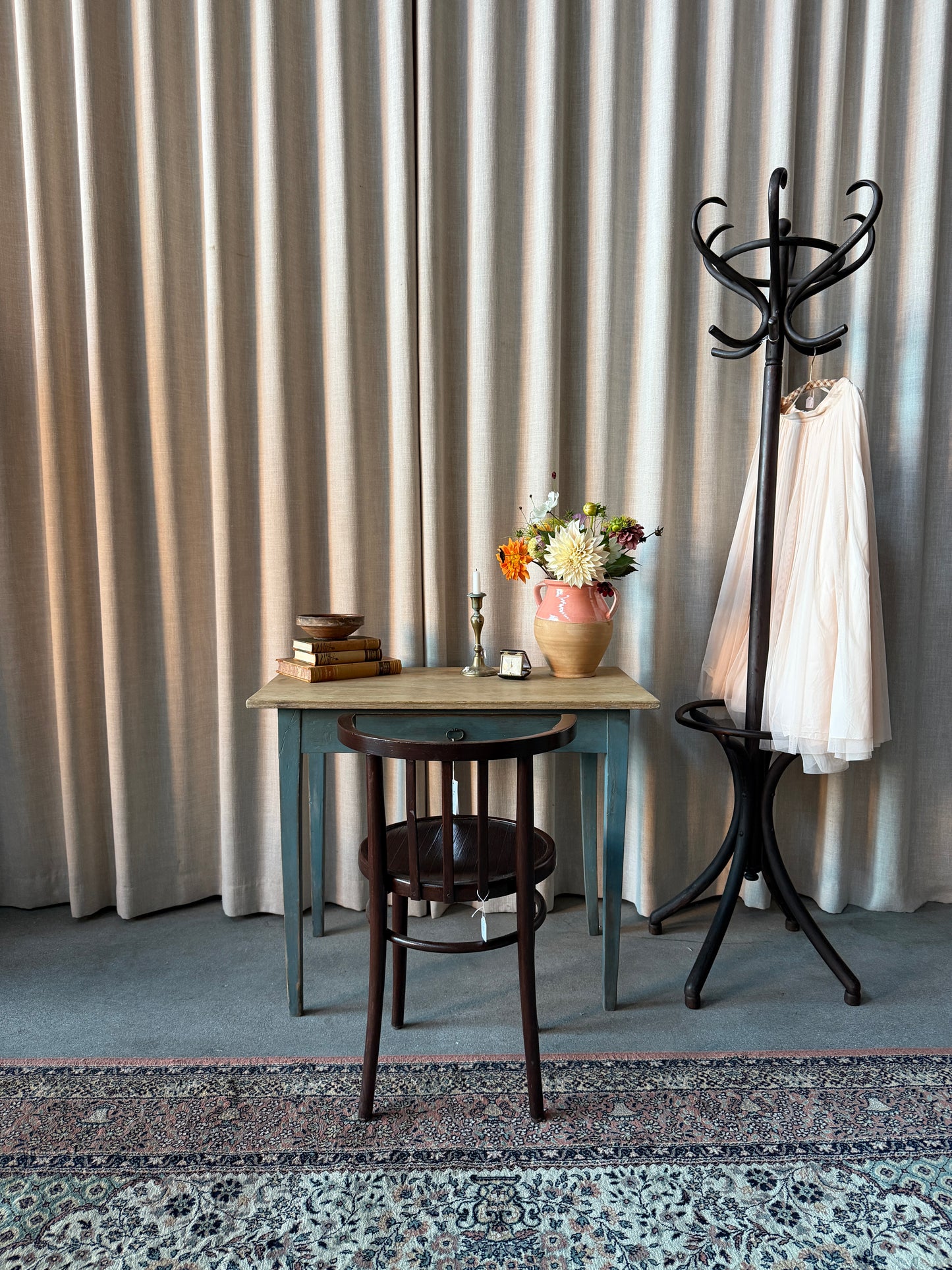 Ett otroligt vackert sideboard som även kan användas som skrivbord.Bordet har en låda med vackert beslag.Bordet är gammalt och sedan tidigare målat i en grågrön nyans med lite nött finish.