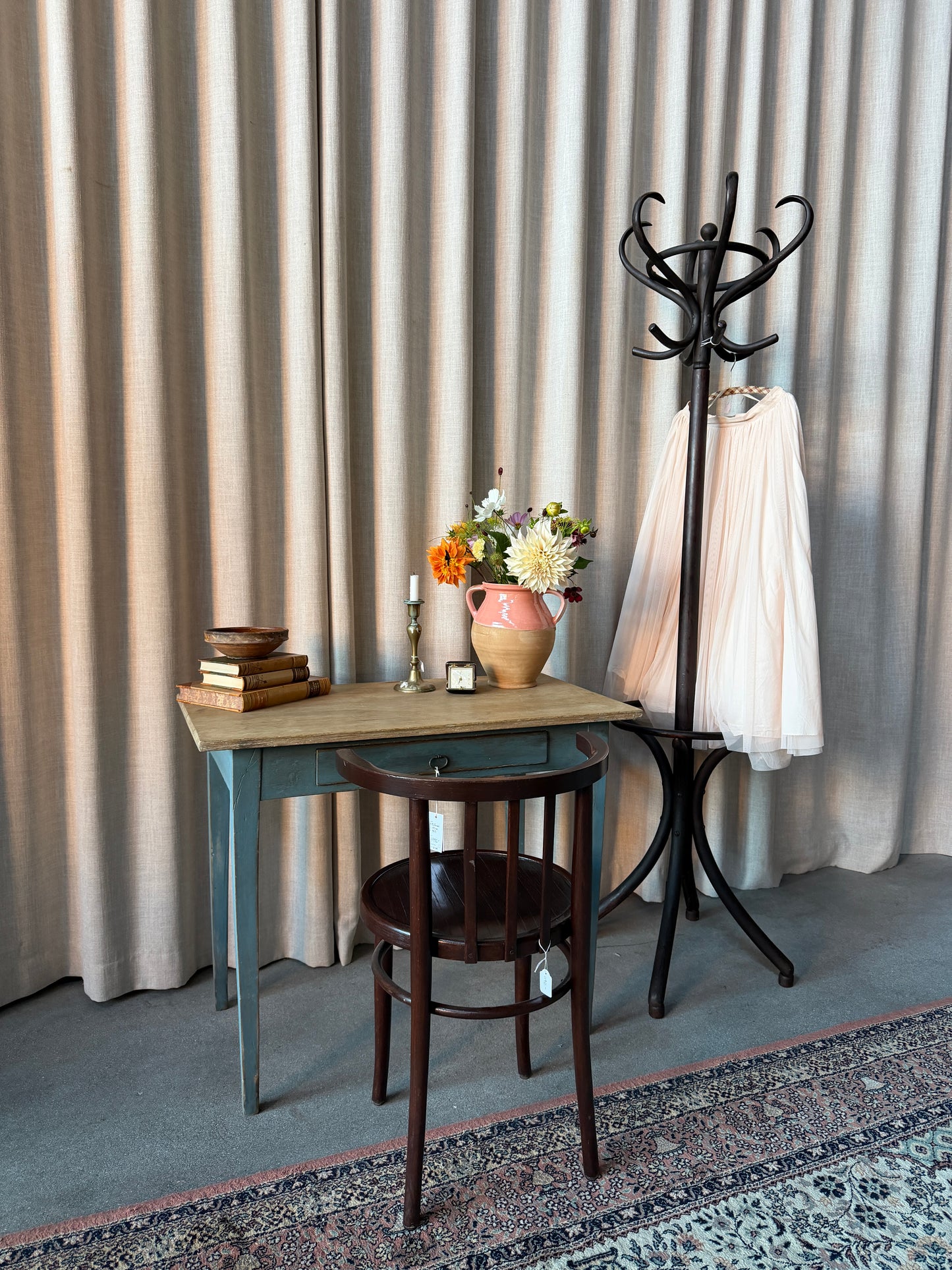 Ett otroligt vackert sideboard som även kan användas som skrivbord.Bordet har en låda med vackert beslag.Bordet är gammalt och sedan tidigare målat i en grågrön nyans med lite nött finish.