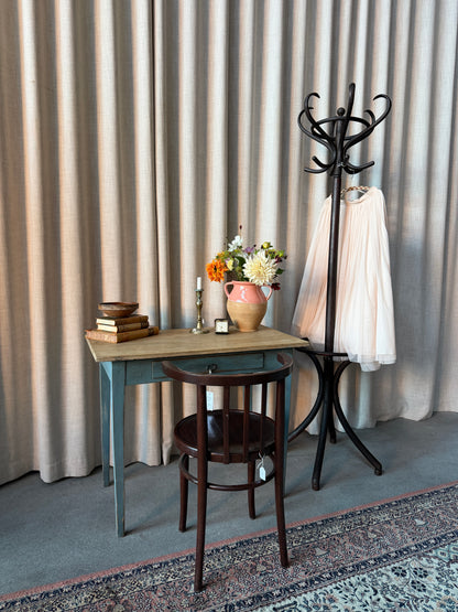 Ett otroligt vackert sideboard som även kan användas som skrivbord.Bordet har en låda med vackert beslag.Bordet är gammalt och sedan tidigare målat i en grågrön nyans med lite nött finish.