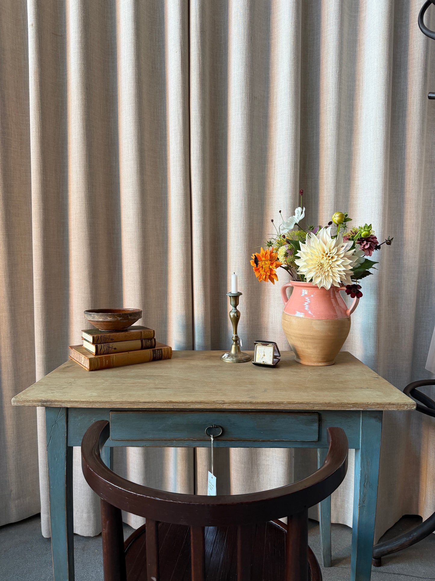 Ett otroligt vackert sideboard som även kan användas som skrivbord.Bordet har en låda med vackert beslag.Bordet är gammalt och sedan tidigare målat i en grågrön nyans med lite nött finish.