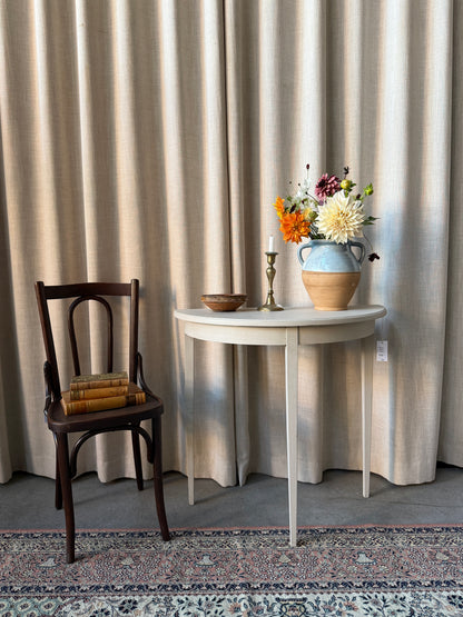 Ett vackert halvmånebord med lite nättare mått.Bordet kan möbleras som ett sideboard eller tillsammans med den andra halvan som säljs för sig för ett runt bord. (Se bord R153) 