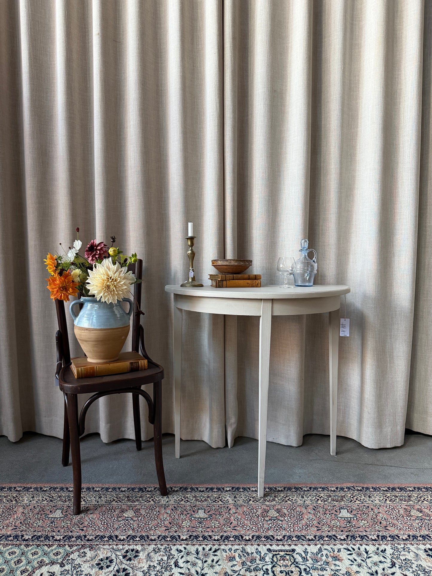 Ett vackert halvmånebord med lite nättare mått.Bordet kan möbleras som ett sideboard eller tillsammans med den andra halvan som säljs för sig för ett runt bord. (Se bord R152) 
