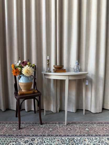Ett vackert halvmånebord med lite nättare mått.Bordet kan möbleras som ett sideboard eller tillsammans med den andra halvan som säljs för sig för ett runt bord. (Se bord R152) 