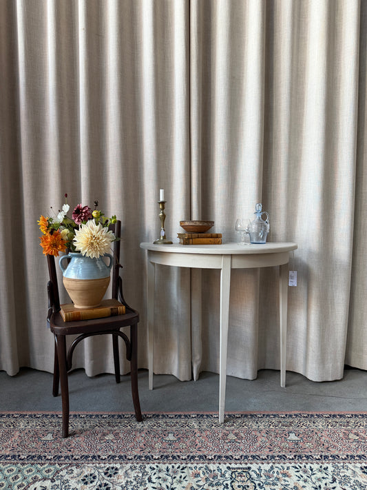 Ett vackert halvmånebord med lite nättare mått.Bordet kan möbleras som ett sideboard eller tillsammans med den andra halvan som säljs för sig för ett runt bord. (Se bord R152) 