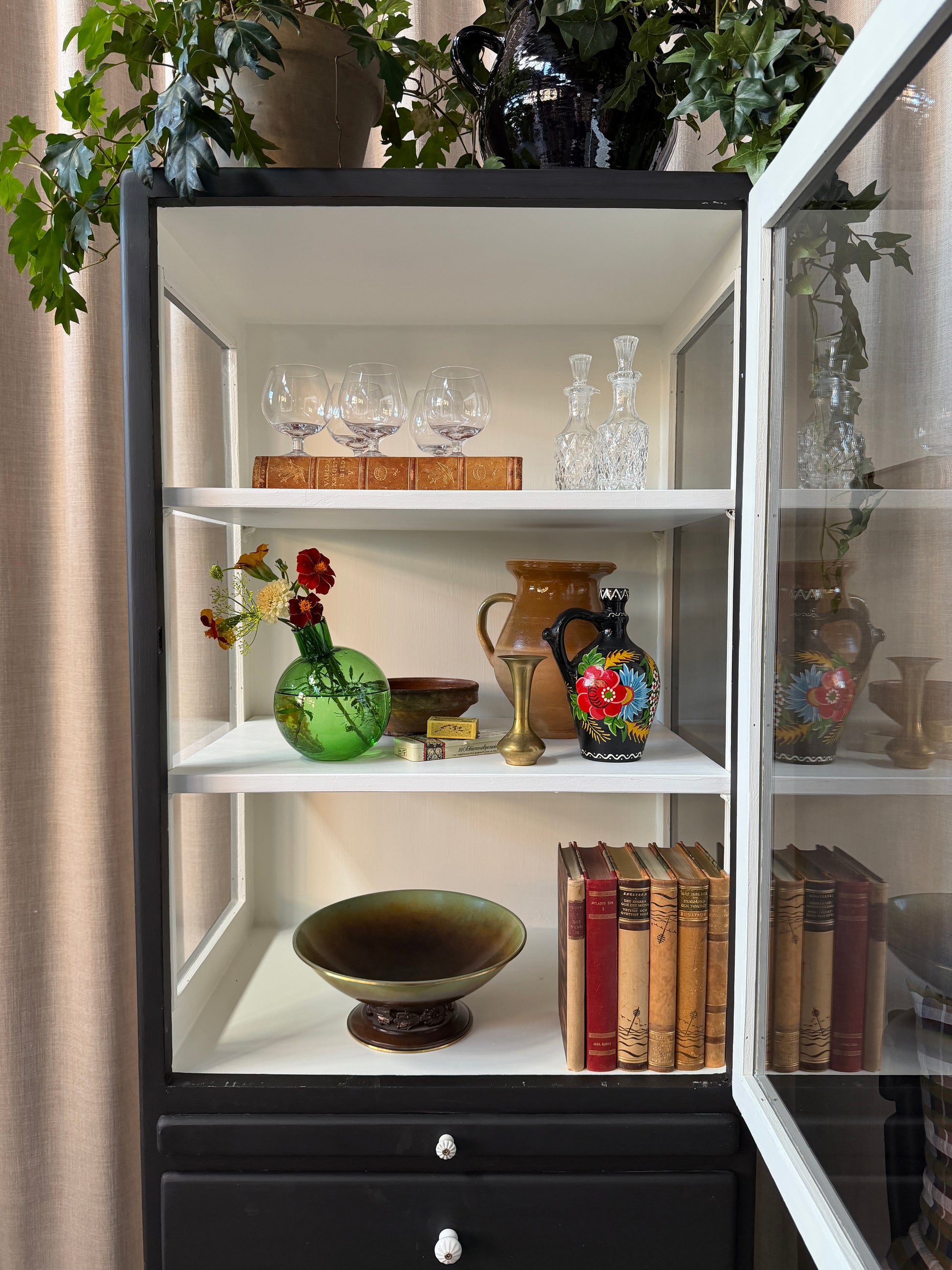 Ett gammalt läckert läkarskåp i trä med två hyllor samt glas i sidan för fint ljusinsläpp.Ett perfekt skåp för badrummet eller som vitrinskåp i köket .Skåpet har både en utdragbar skiva i trä samt låda och skåp med trären insida och dold förvaring nertill.Väldigt praktiskt skåp helt enkelt. Skåpet har fina tidstypiska porslinsknoppar och beslag.