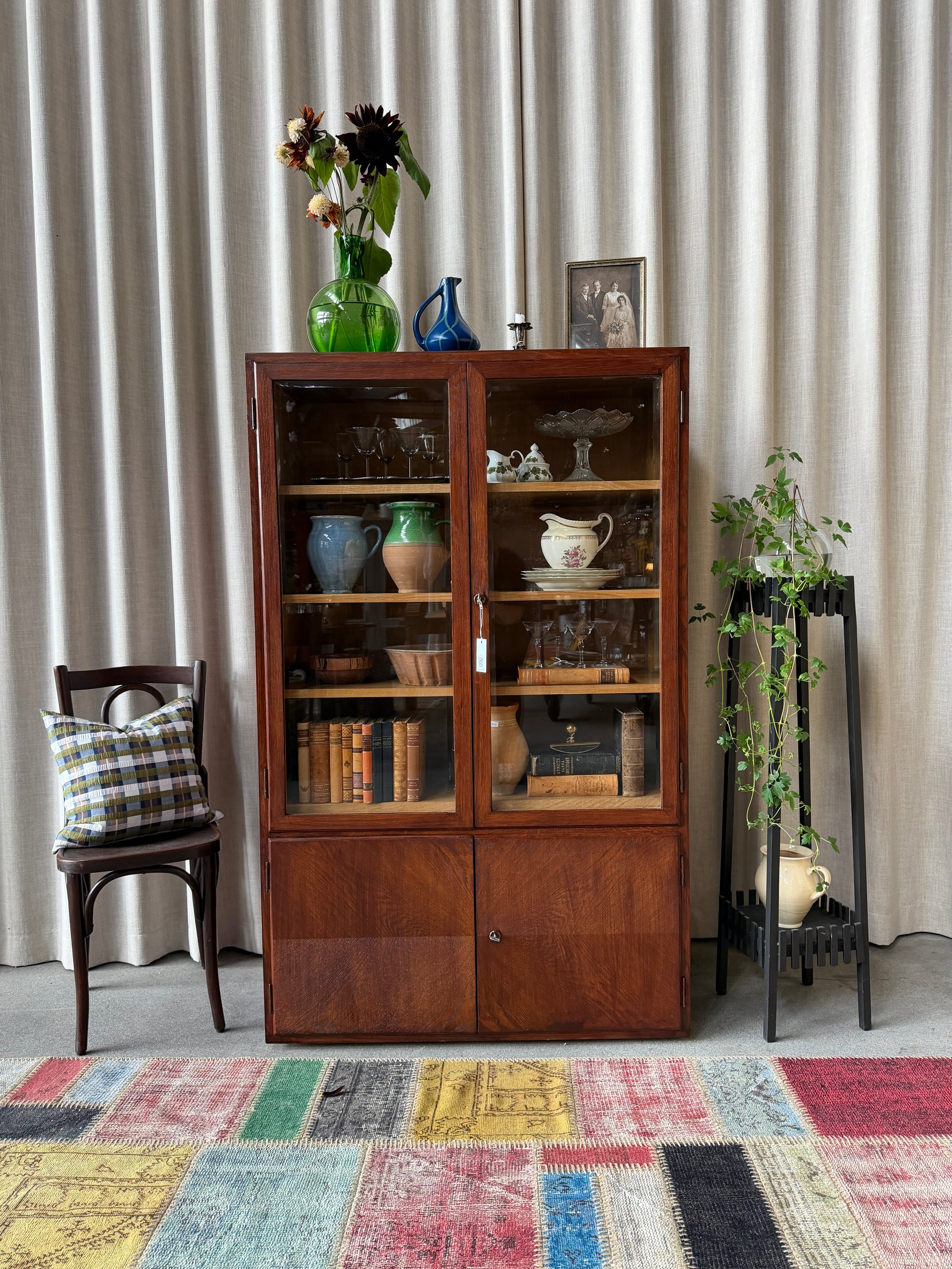 Ett gammalt otroligt fint vitrinskåp som kombinerar funktion och karaktär. Den glasade dörren lyfter fram dina finaste glas, porslin eller andra dekorativa föremål. Nedtill är det skåp med täckta dörrar med ett hyllplan för praktisk förvaring. 