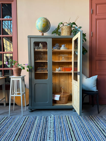 tt vackert gammalt grunt vitrinskåp med fina former. 